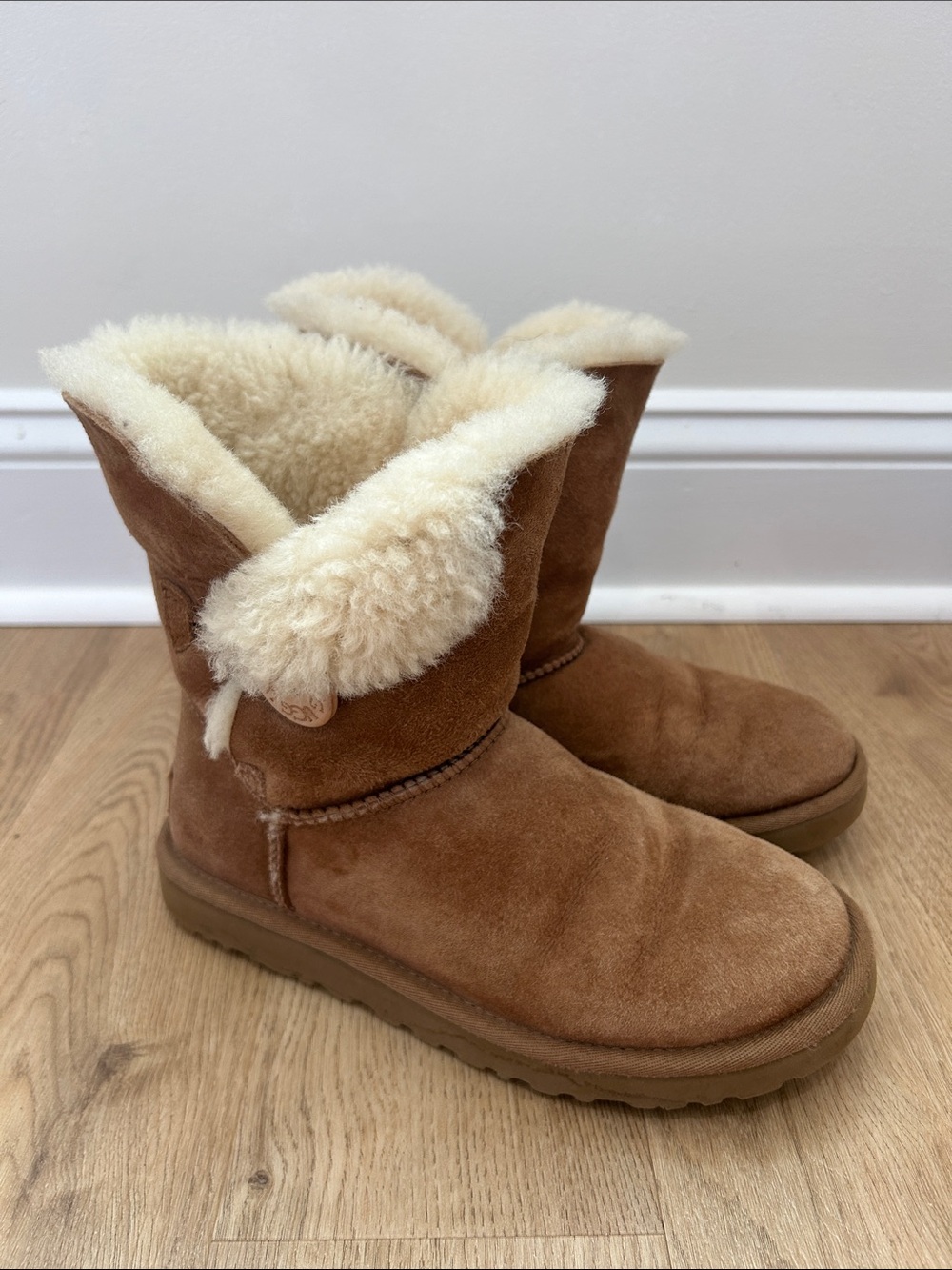 UGG BAILEY BUTTON Chestnut Short Boot Size US 6 EU 37
